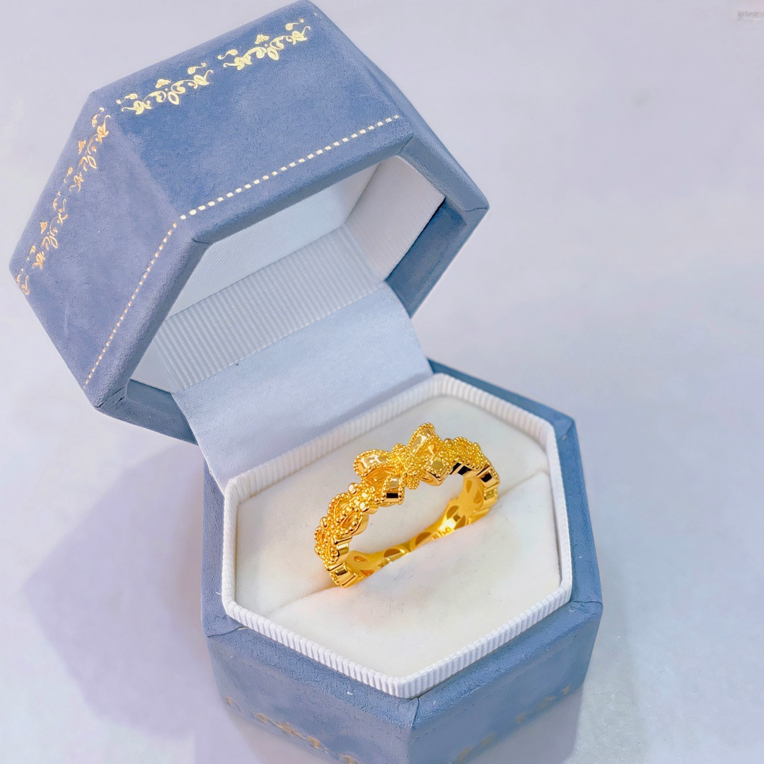 Ring with bow