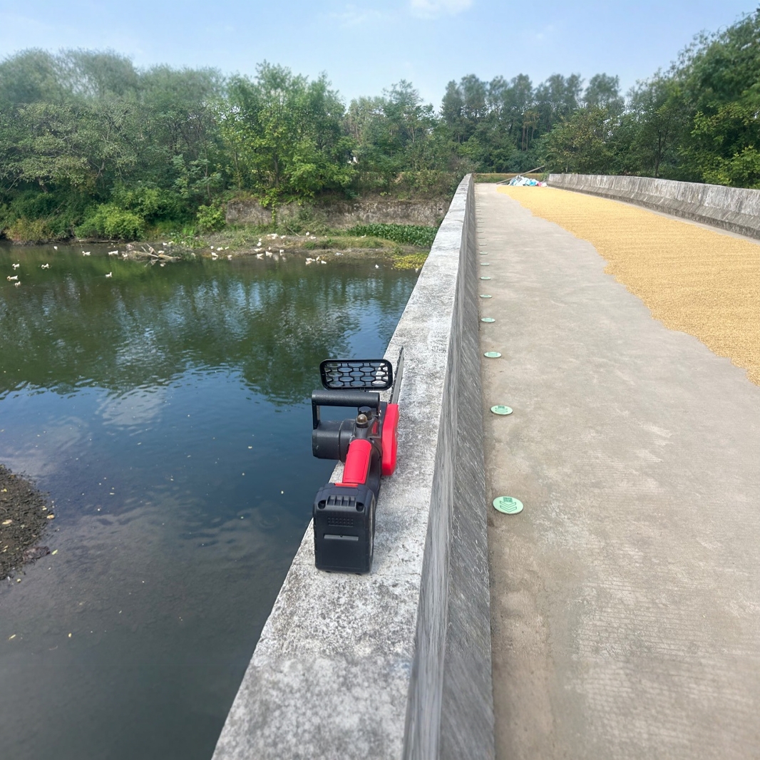 Sierra eléctrica de litio sin escobillas sierra eléctrica de una sola mano recargable sierra eléctrica doméstica pequeña sierra eléctrica inalámbrica al aire libre