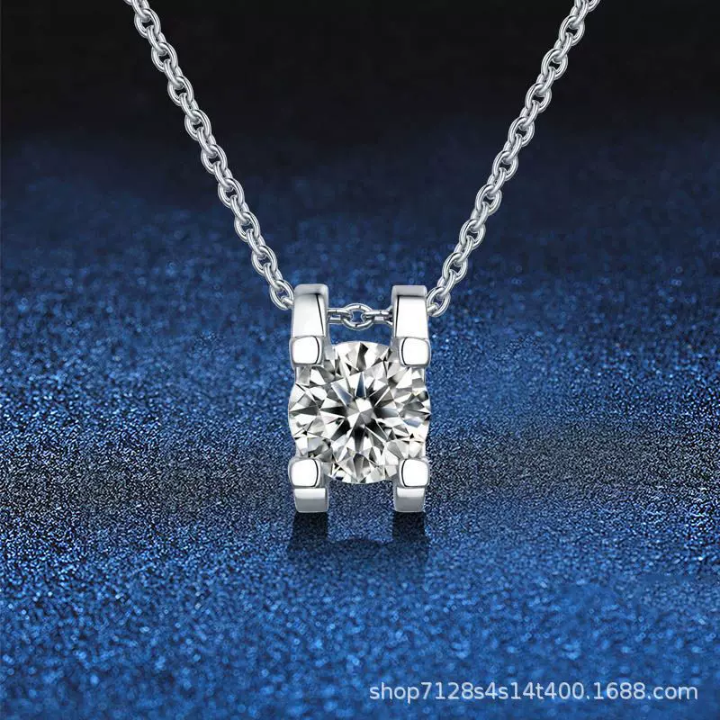 批发热销925纯银跨境镶嵌1克拉莫桑钻牛头吊坠高级感大气女士项链