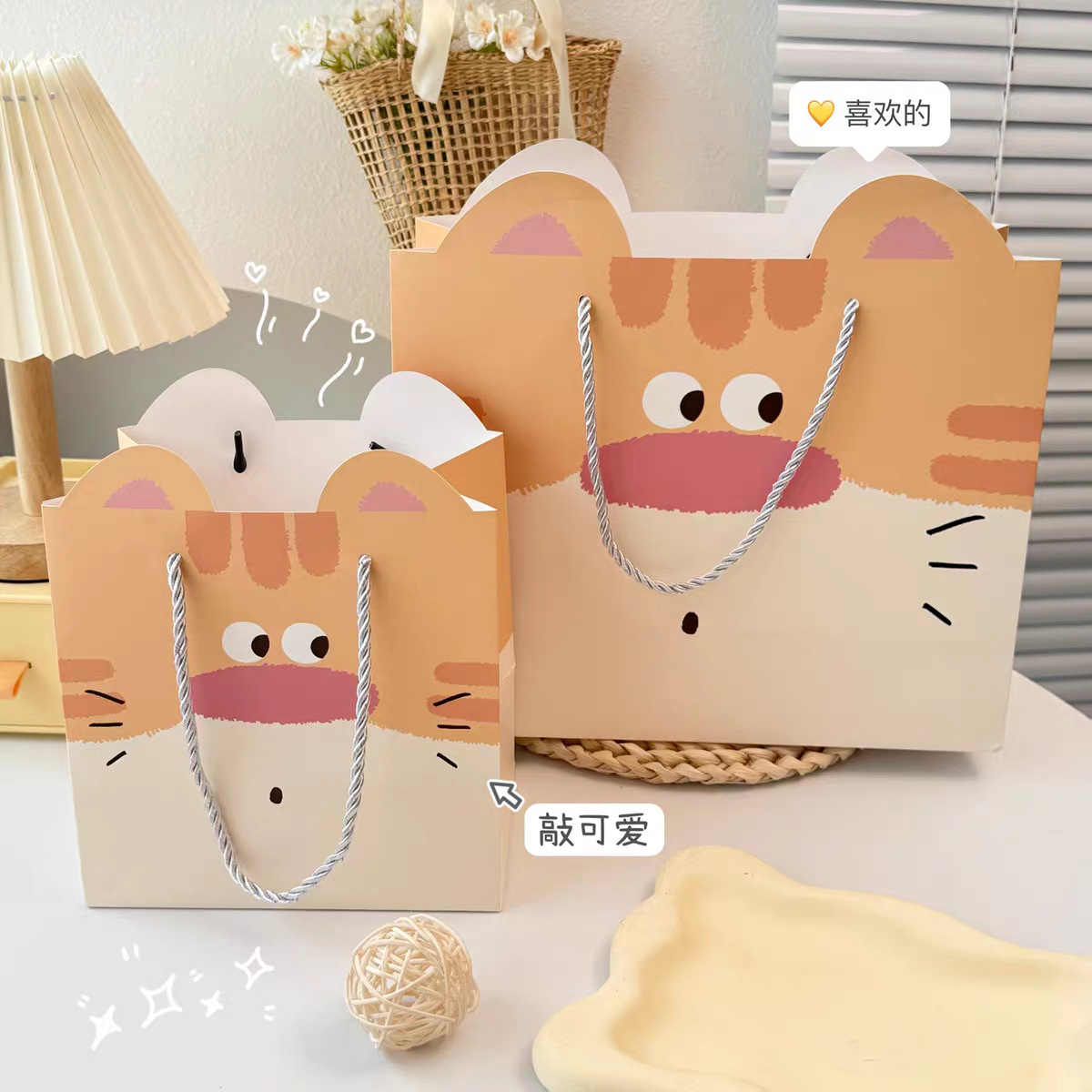 見栄えの良いギフトバッグコレクション、厚みのあるハードシェル白段ボール、大容量、シンプルで絶妙な漫画のハンドバッグ