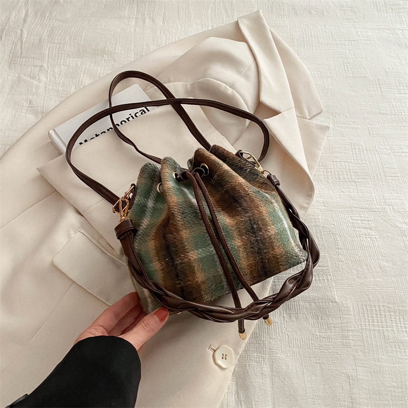 Bolso retrógrado de cuerda de pulsación de invierno 2024 nuevo estilo versátil en un solo hombro bolso de hombro coreano bolso de cubo para mujeres