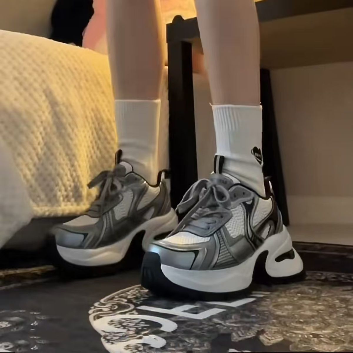 Zhao Lu Si con la luna cayendo estrella de fondo grueso plateado zapatos de papá para mujeres nuevas zapatillas de piel suave de altura de tela de zapatillas deportivas casuales amortiguadoras