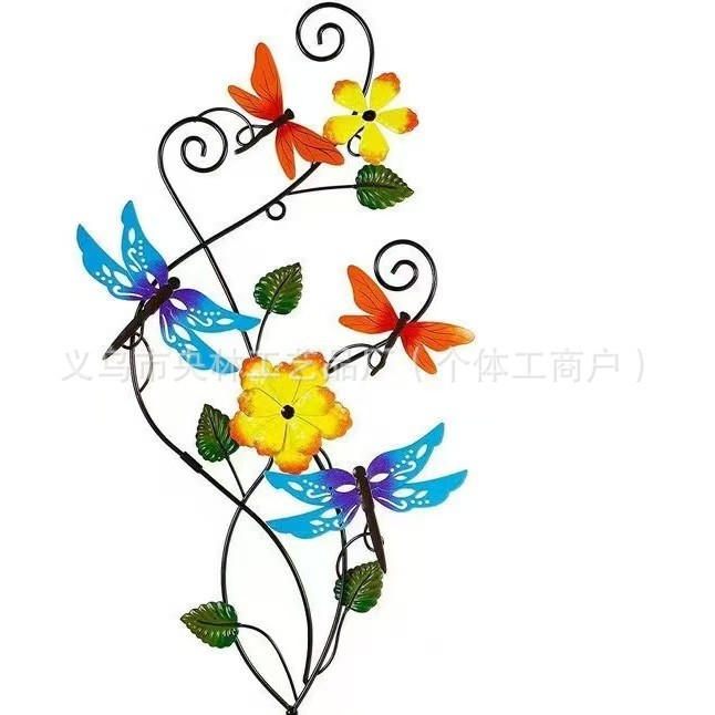 国境を越えた庭園の花、バラ、四つ葉の草、金属製の鉄工品の壁飾り、吊り下げ飾り、庭の地面に飾る置物|undefined