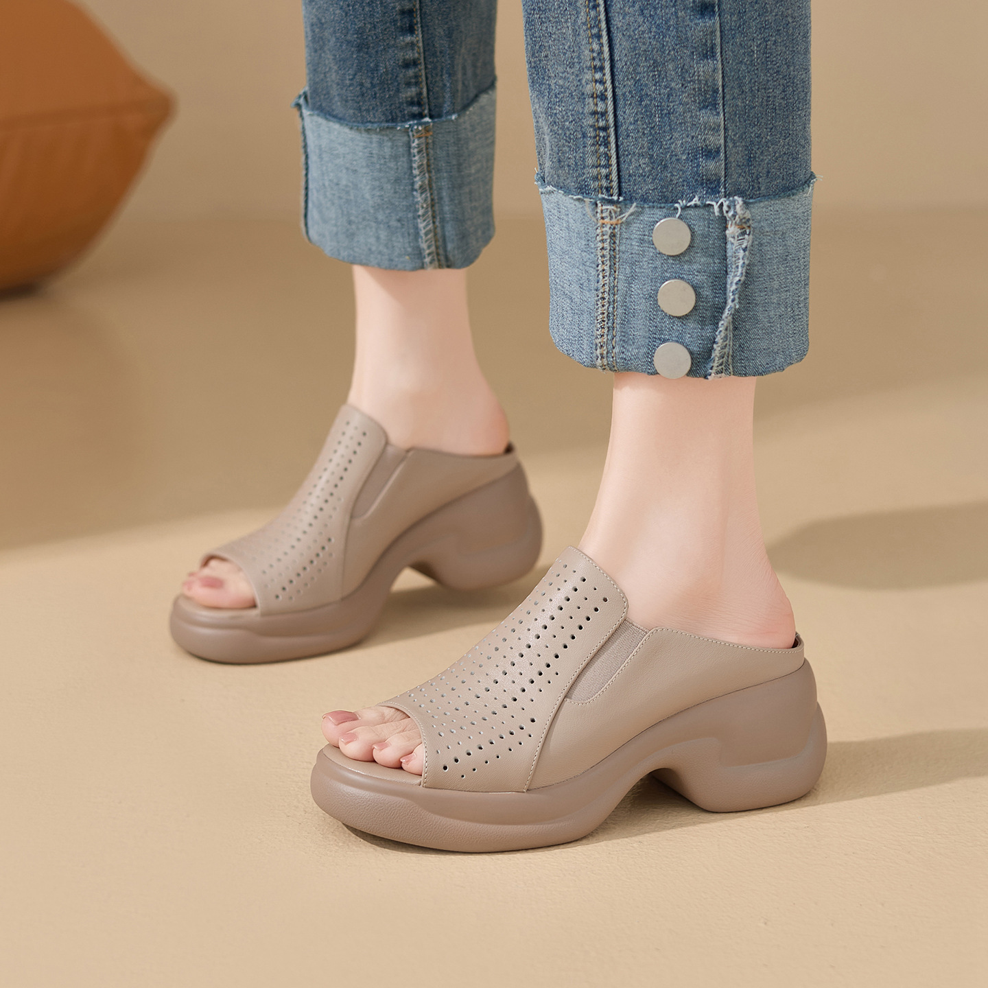 Dép sandal nữ da bò đục lỗ đế xuồng cao gót 9 cm — màu trắng ngà