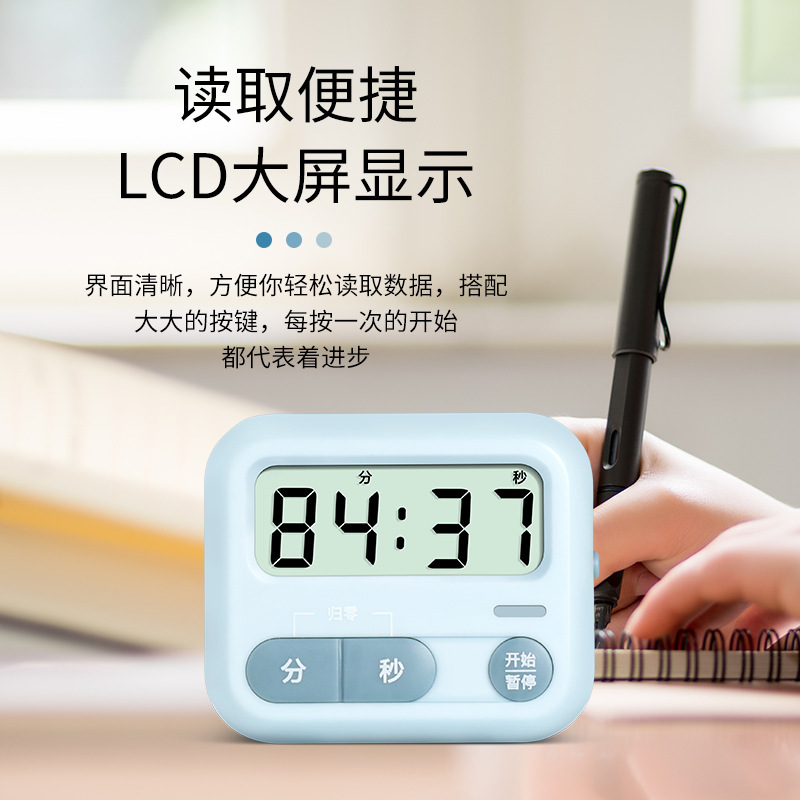 小学生が宿題をしてタイマーを勉強すると、静かな明かりが鳴って操作に便利な時間マネージャに注意することができる|undefined
