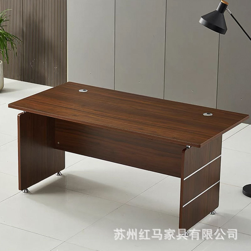 작은 캐비닛이 없는 갈색