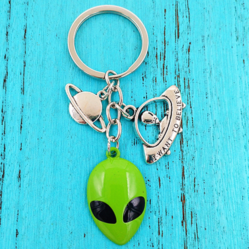Amazon cross-border European and American zinc alloy paint green alien spaceship globe pendant key chain to send friends
