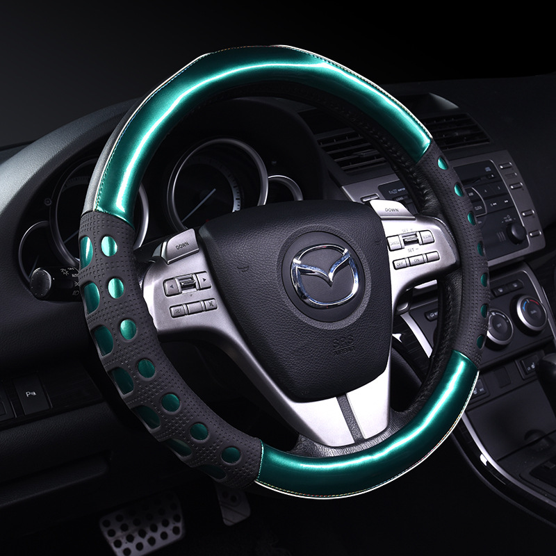 メーカーが自動車用品のハンドルカバーを作っています。