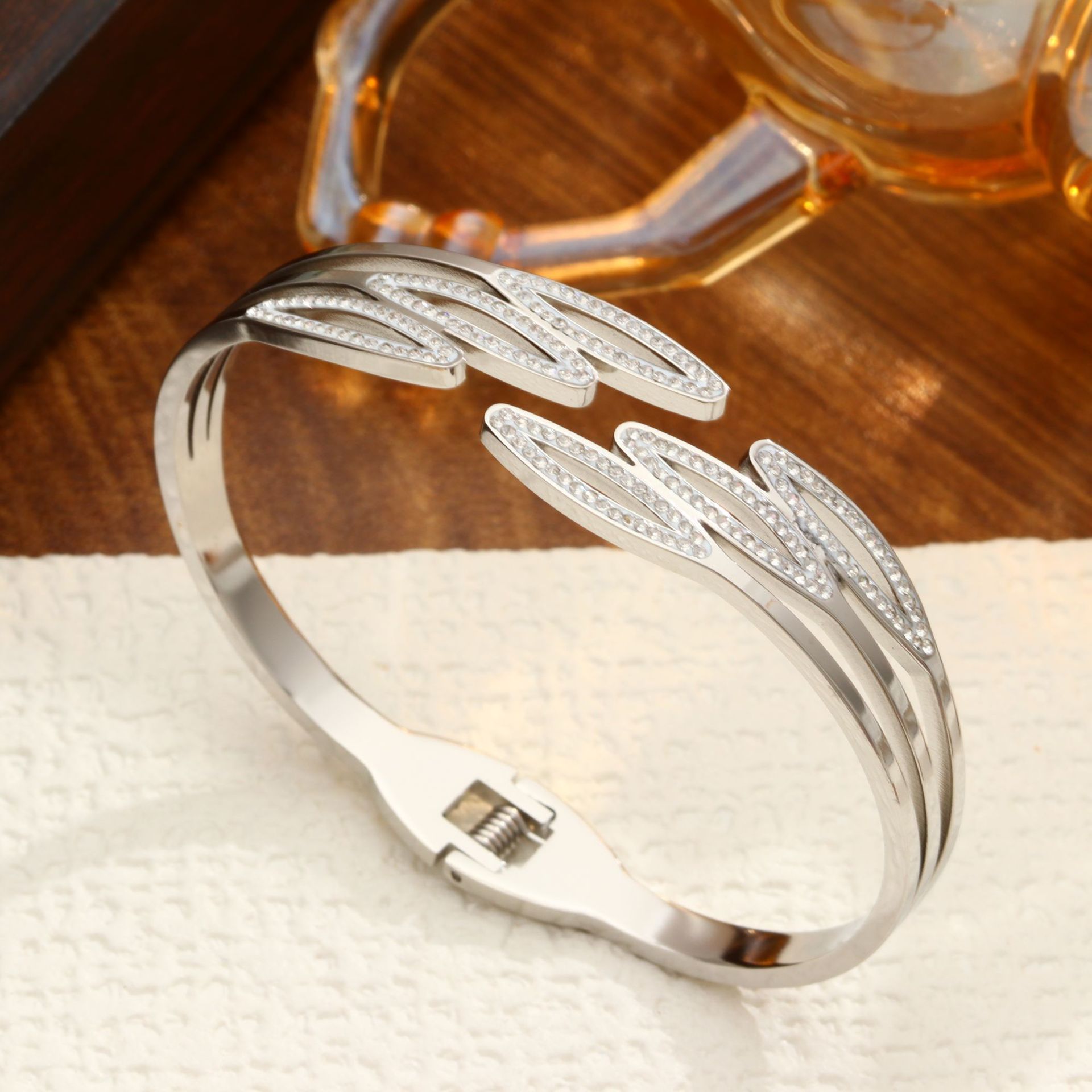 Diamond-encrusted fan-steel color