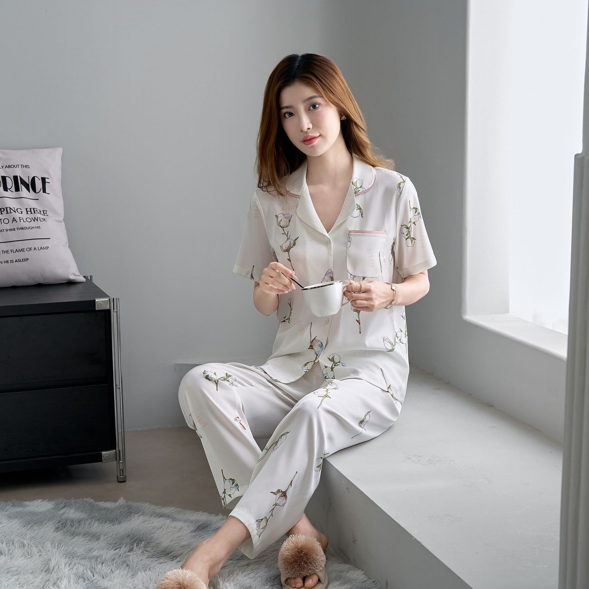 여성용 무료 배송 잠옷 여름 얼음 실크 반팔 바지 카디건 라펠 간단한 통기성 실크 홈웨어 세트 외부에 착용 가능