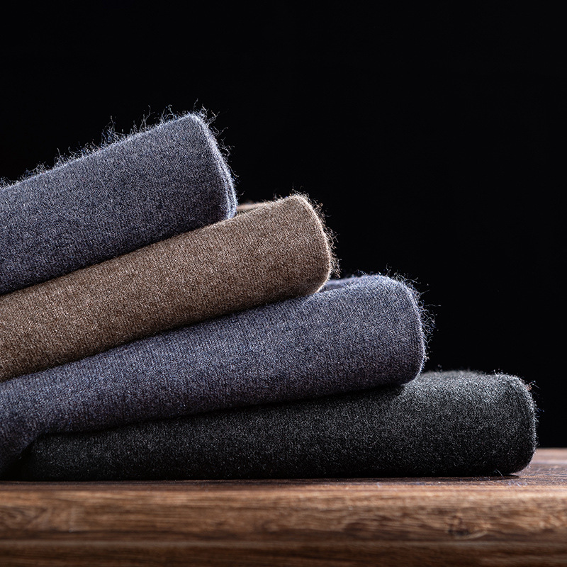Quần cashmere nam cao cấp lưng cao giữ nhiệt mùa đông — người đàn ông màu xám đen