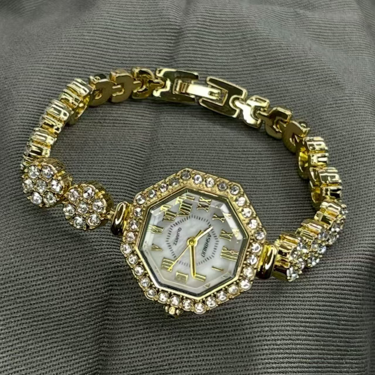 New Diamond-Shaped Sunflower Dial, Compact, Thin Strap, High-Looking Digital Face, Pull-Out Bracelet for Women