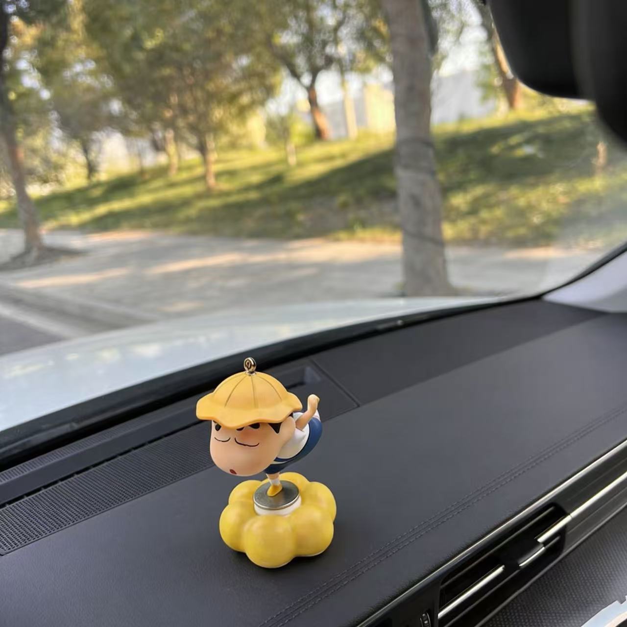 New Stress-Relief Crayon Shin-chan Rotating Flower Car Ornament for Car Dashboard Decoration, Cartoon and Fun