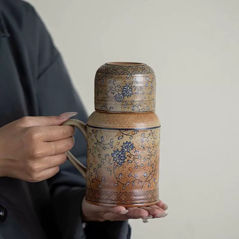 Ретро керамический чайник, кружка для чая в руке