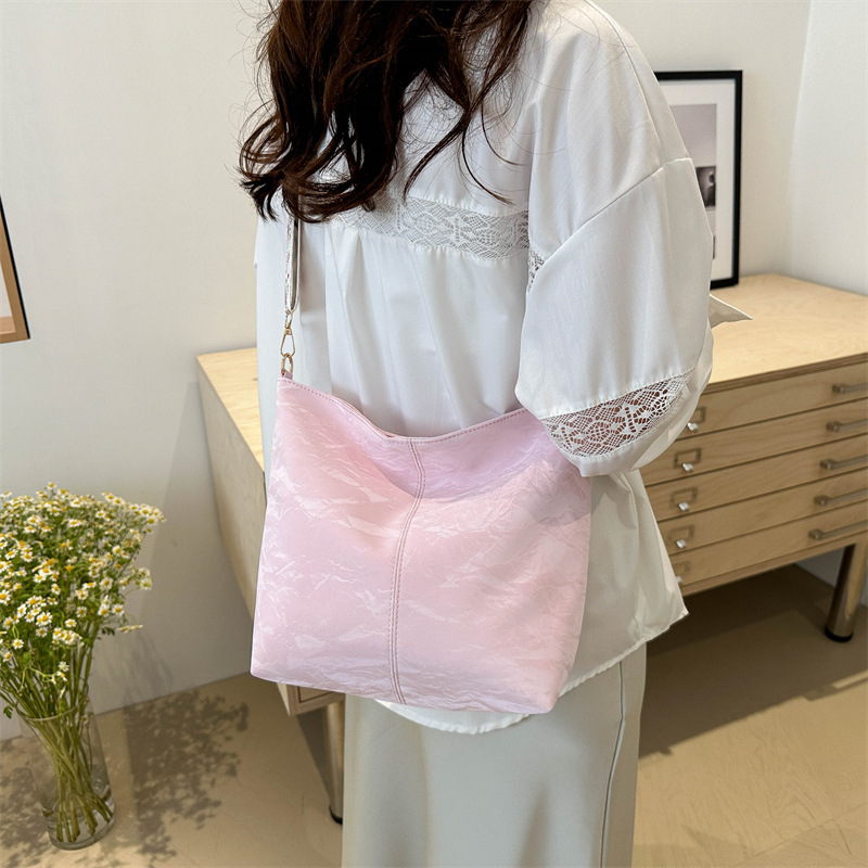 Textura simple de gran capacidad 2024, nuevo nicho de verano de moda bolsas de cubo de agua, mochila casual versátil