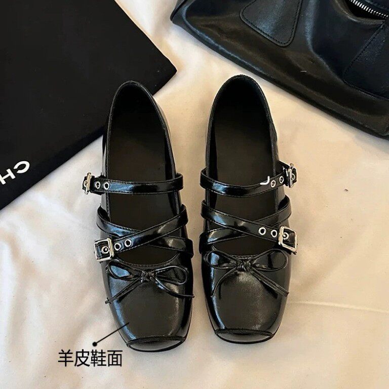 Giày búp bê nữ mũi vuông cổ thấp da bò, quai cài chéo kiểu Pháp, gót 3 cm — Màu bạc (gót cao 3cm) có sẵn, Màu đen (gót cao 3cm) có sẵn, Màu đỏ (gót cao 3cm) có sẵn