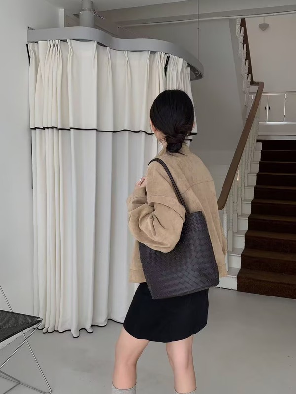 头层牛皮单肩小水桶包2025新款夏日度假风真皮手工编织包女手提包|undefined