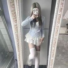 ���ﴩ��һ�����������������Ů�L�����°�ɫ�����ȹ�����ٴ�