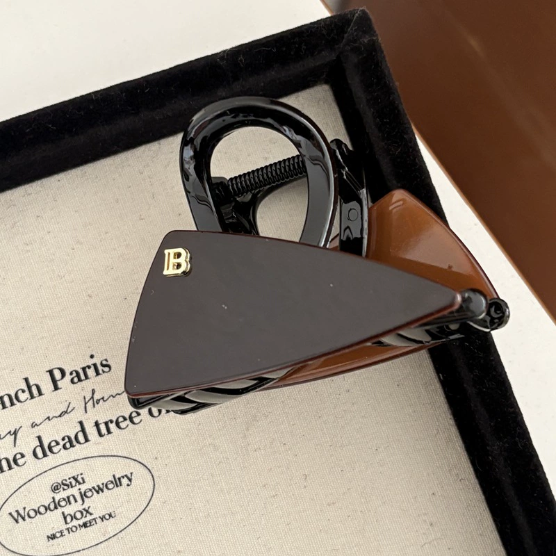 Изысканный ретро-акула/платформа? Но must translate accurately: "Sophisticated retro shark, crab pin, South Korea, light luxury style, high-quality style" -> "Изящная ретро-акула, заколка-краб, Южная Корея, стиль легкой роскоши, стиль высокого качества"