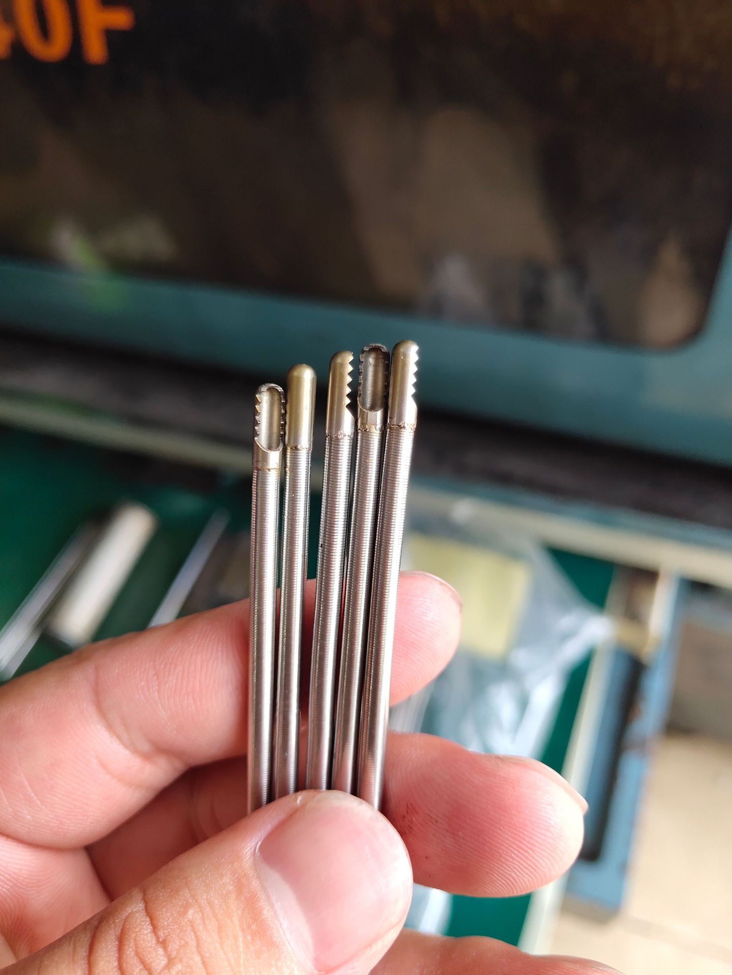 加工304针芯磨尖 304L硬料走心机  空心管滚花 拉直纹 医用三菱针