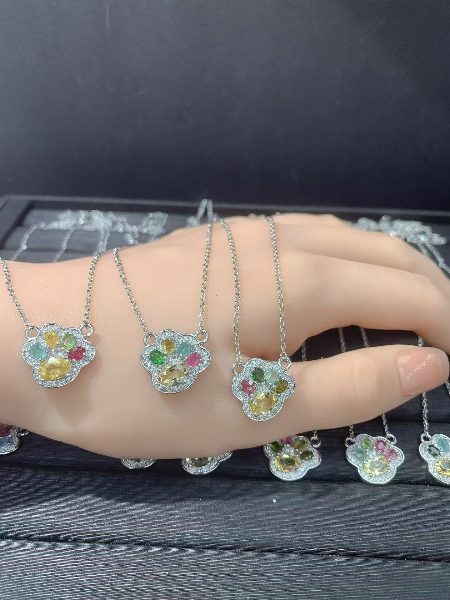 Wholesale natural gemstone inlaid necklaces, light luxury, exquisite, versatile jewelry, high-end, fashionable, and sweet style, factory direct sales.