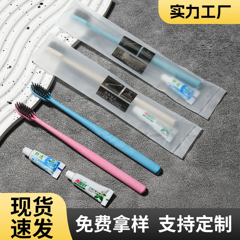 Одноразовая зубная щетка в отеле с зубной пастой