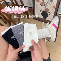 日本系の甘くて可愛い蝶結びのレースの中筒の靴下の秋冬の純色の百合の女性の靴下のinsの潮の綿の質の積み重ねの靴下