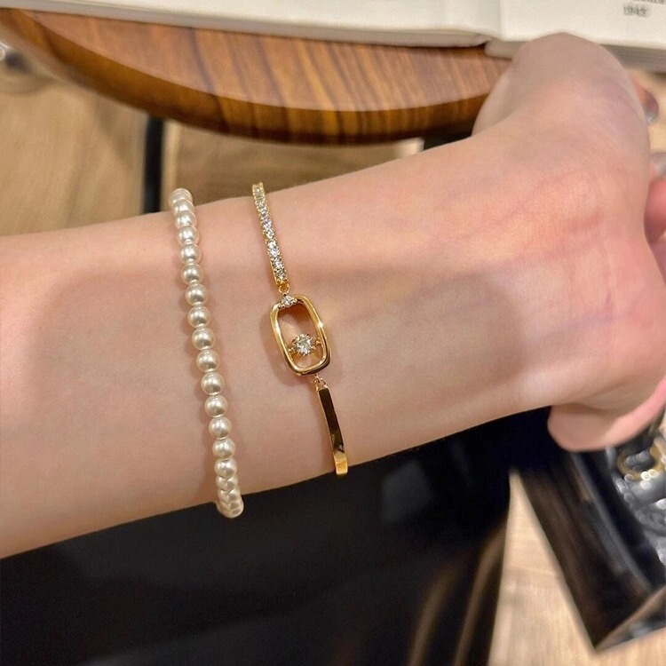 Retro Gold Hollow Geometric Beating Heart 2026 New Style Exquisite Fashion Design Niche Minimalist Bracelet for Women Retro Gold Hollow Geometric Beating Heart 2026 New Style Exquisite Fashion Design Niche Minimalist Bracelet for Women