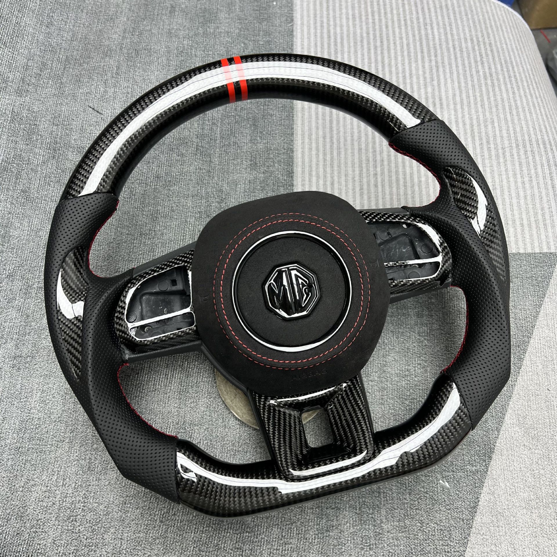 Custom Carbon Fiber Steering Wheel from the Source Manufacturer, Suitable for Modification and Processing of Roewe Mg Car Steering Wheels