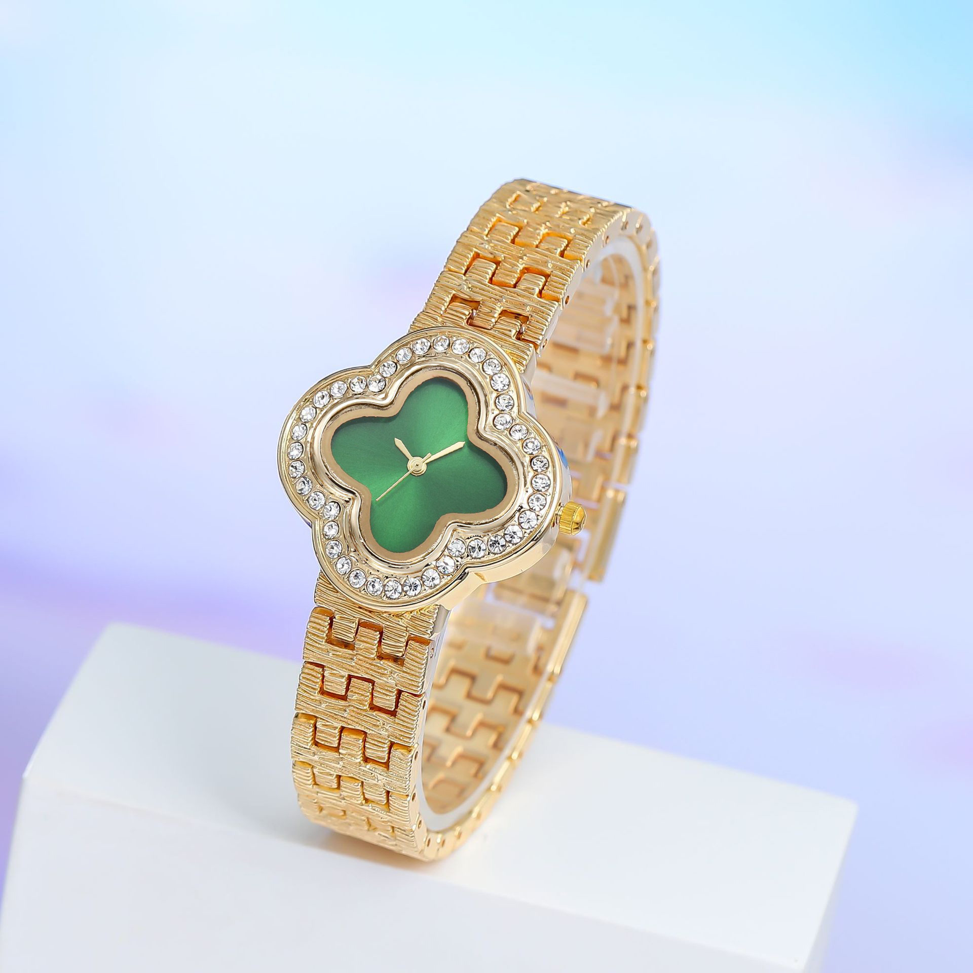 2022 reloj de cuarzo de trébol de cuatro hojas de moda reloj de pulsera de diamante de mujer temperamento chica estudiante correa de acero reloj de pulsera