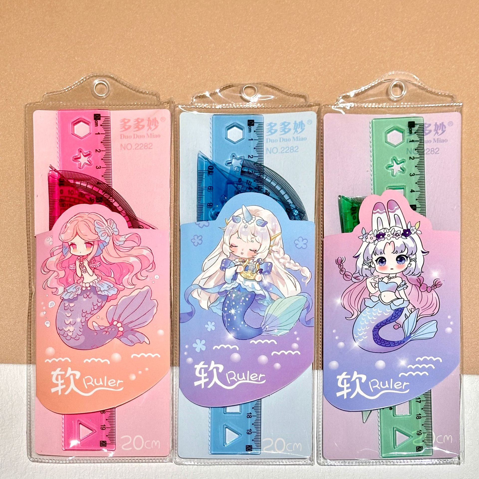 Círculos animados de color suave regla recta triángulo regla de estudiantes cuatro piezas de papelería