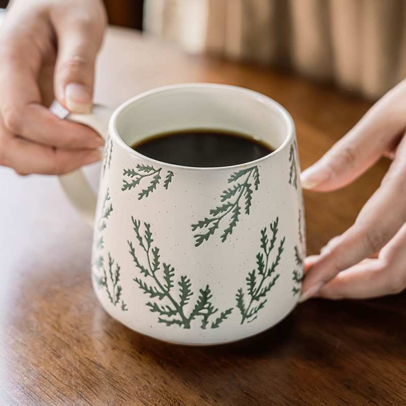 Taza de estilo pastoral Taza de cerámica al por mayor Taza de hoja en relieve exquisita Taza de agua para el hogar Taza de café japonesa de gran capacidad