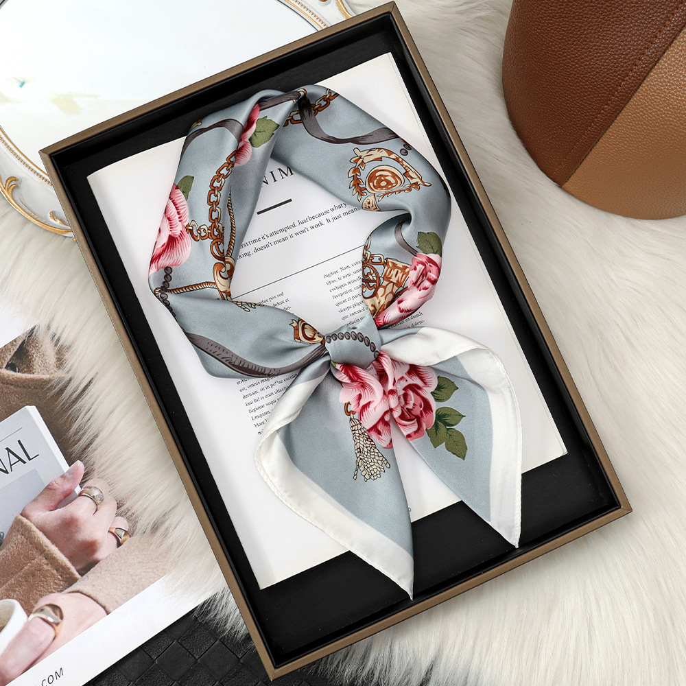 Sencillo y generoso 70 bufanda de seda de imitación, estilo floral de cadena, decoración de cuello de todo fósforo, bufanda de seda pequeña, chal de protección solar para mujer