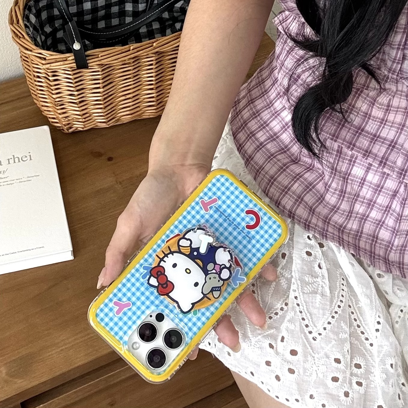 Lindo patrón de cuadros azul y amarillo Inglés KT gato para Apple 15ProMax funda para teléfono móvil 16Pro dibujos animados 14/13 nuevo 16