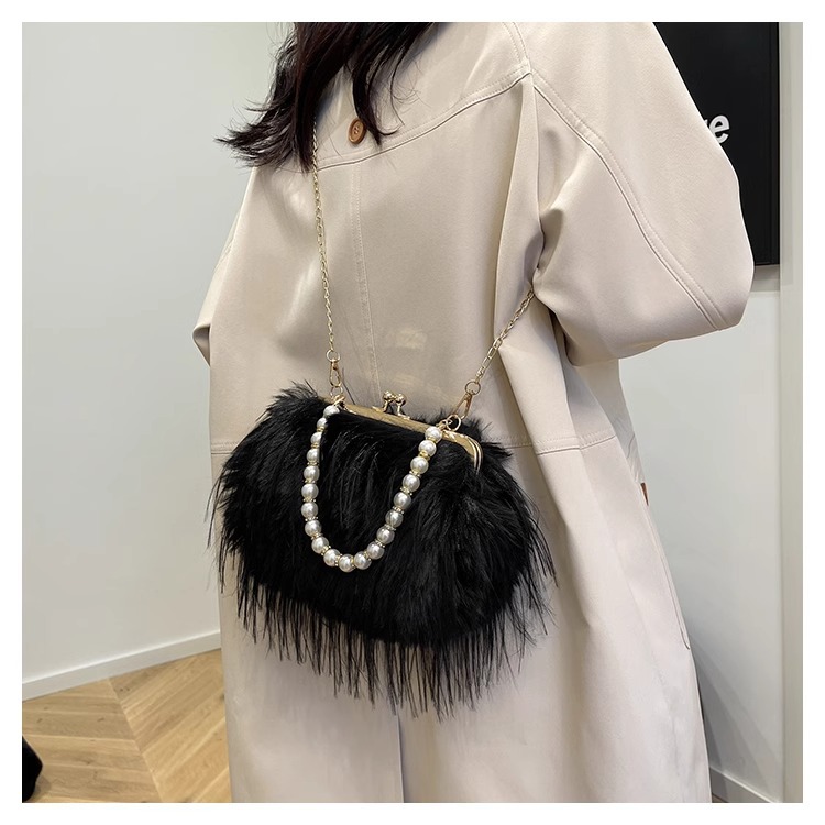 Exquisite furry plush bag messenger bag for women 2024 new autumn and winter plush bag pearl chain handbag_voghion.com
