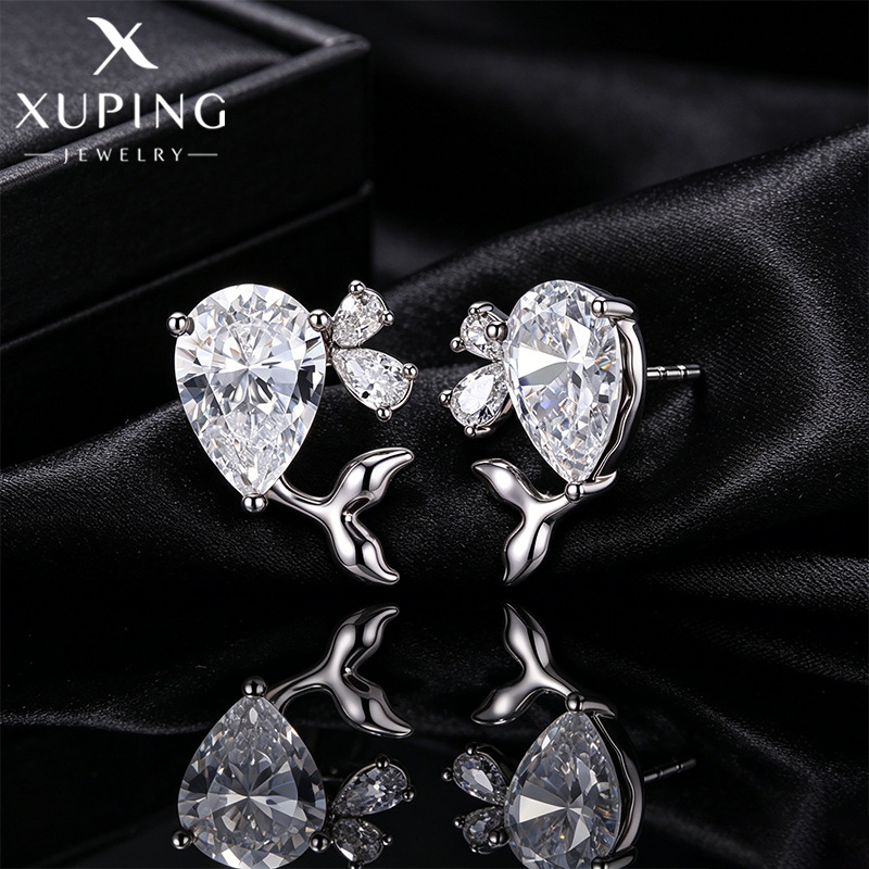 Xuping simple chapado blanco pequeño pendientes de ballena gemas artificiales incrustados nicho dulce tierno viento adornos de orejas al por mayor mujeres