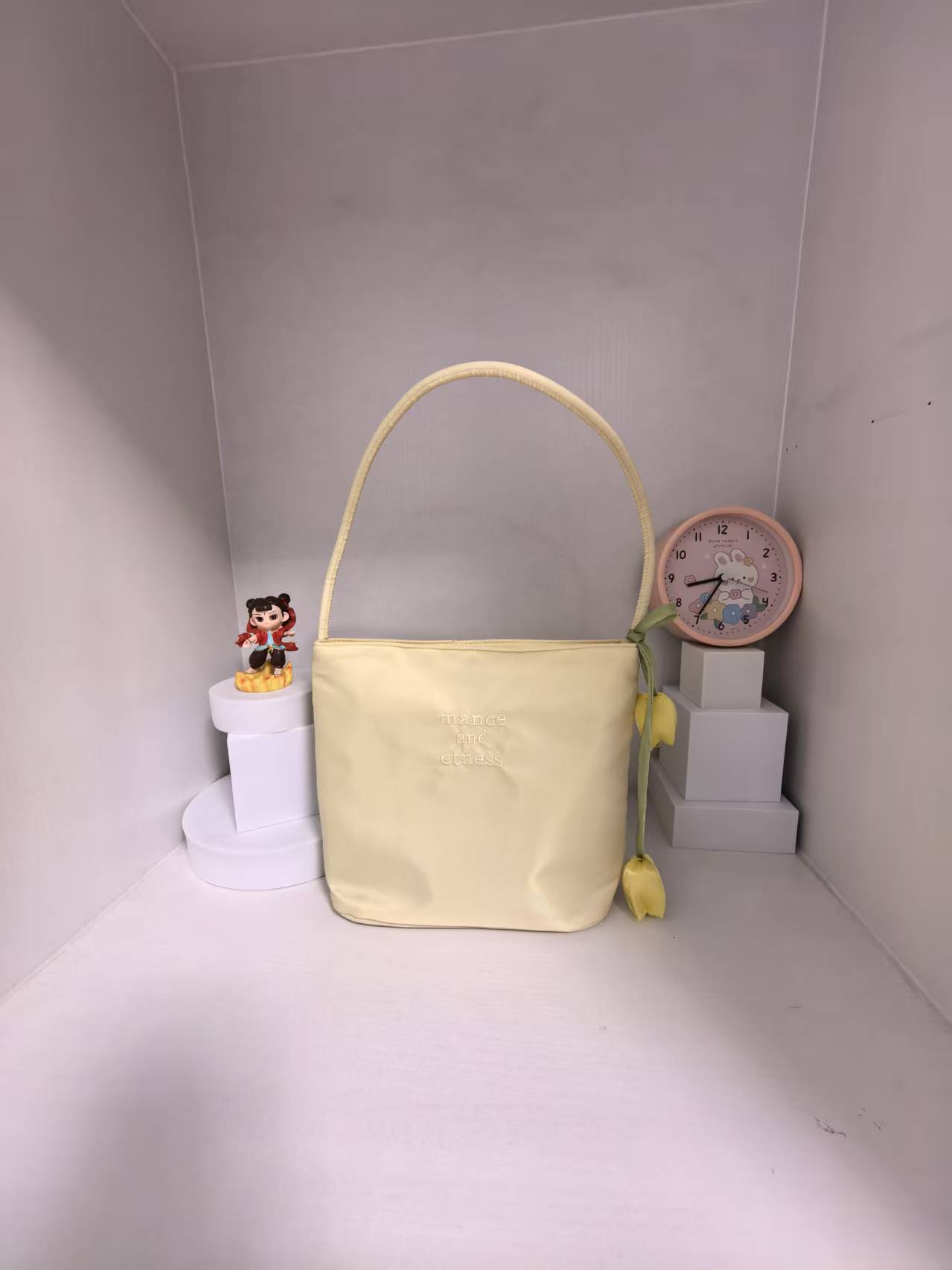 Handheld yellow pendant