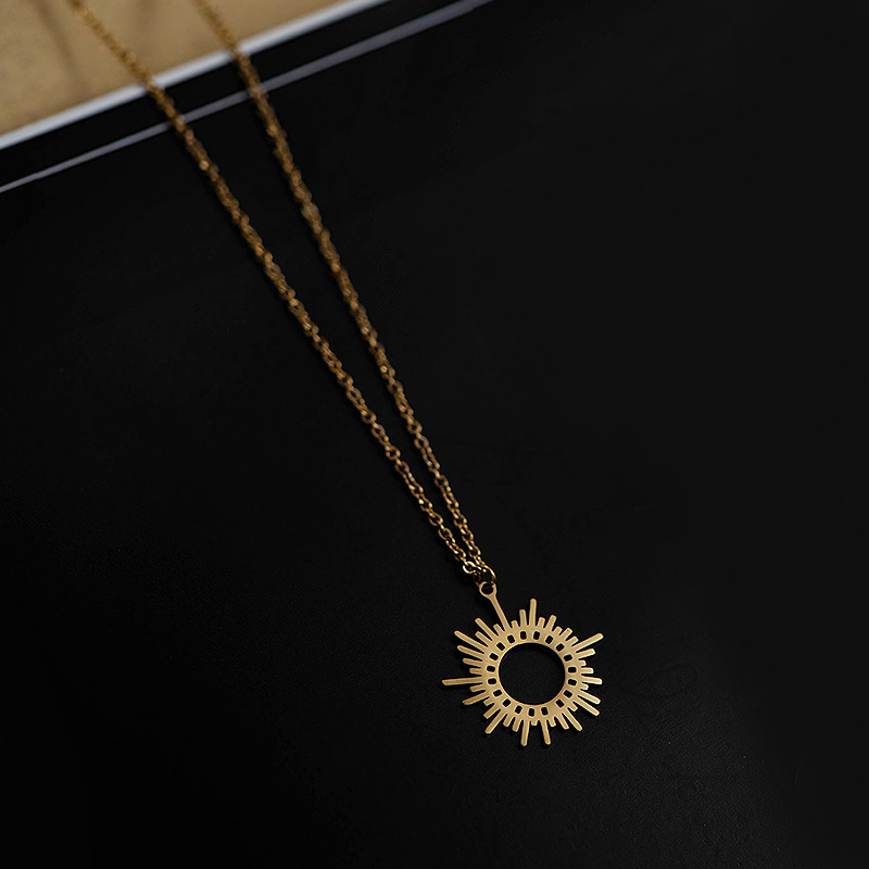 Fashion Simple Titanium Steel Sun-shaped Necklace Plated 14k Gold Clavicle Chain display picture 3