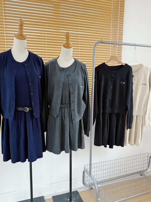 现货高品质miu家圆领针织开衫+背心百褶连衣裙+腰带两件套女高级|undefined