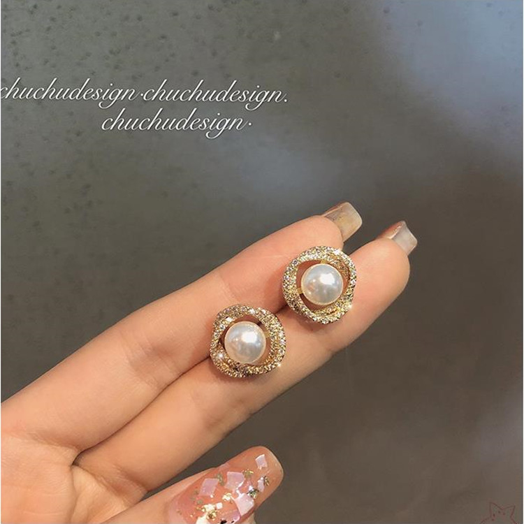 Pendientes de perlas retro de gama alta 2020 nuevos pendientes de diseño de pendientes pequeños y elegantes de moda para mujeres