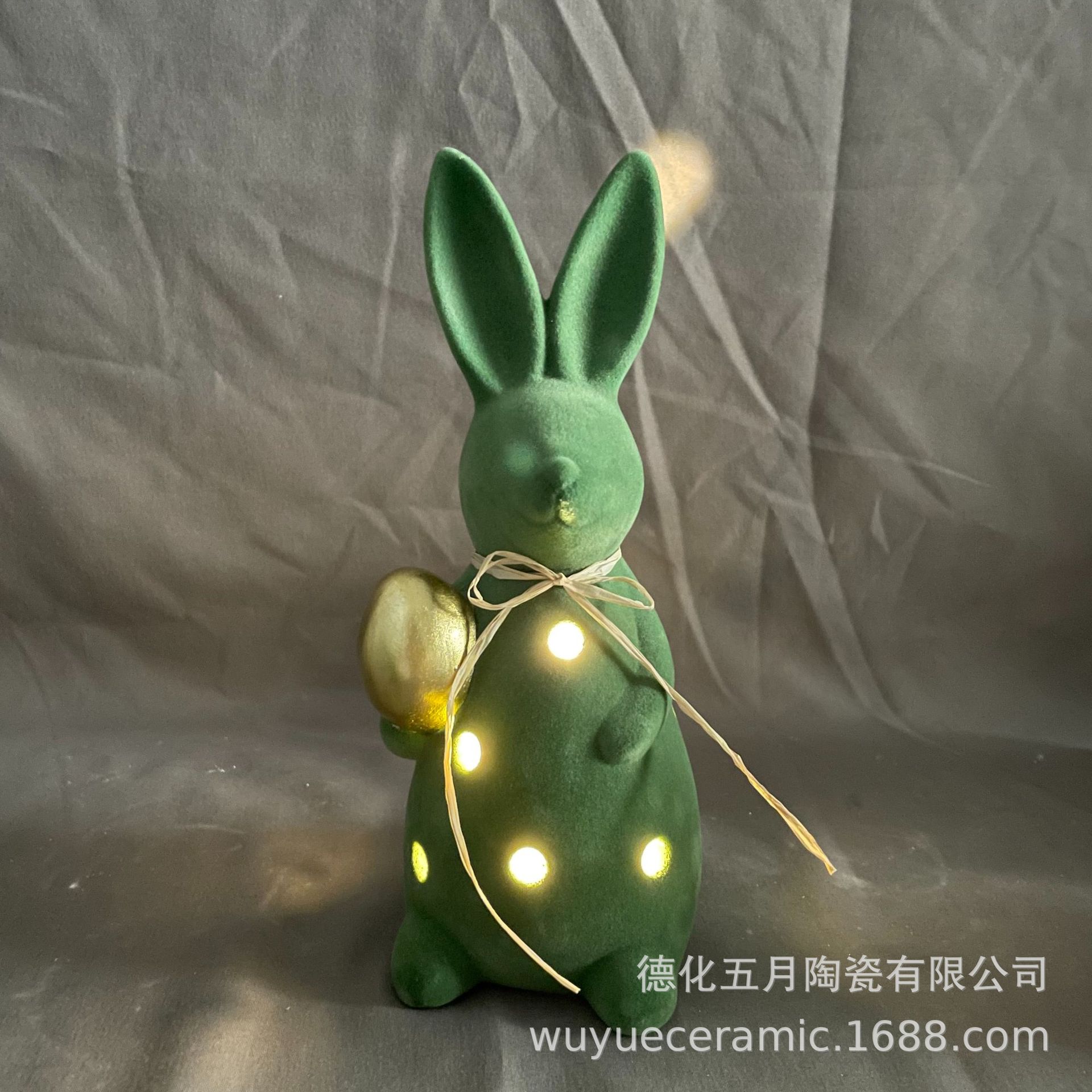 跨境2023新款复活节装饰植绒兔子抱蛋公仔摆件镂空LED发光装饰品