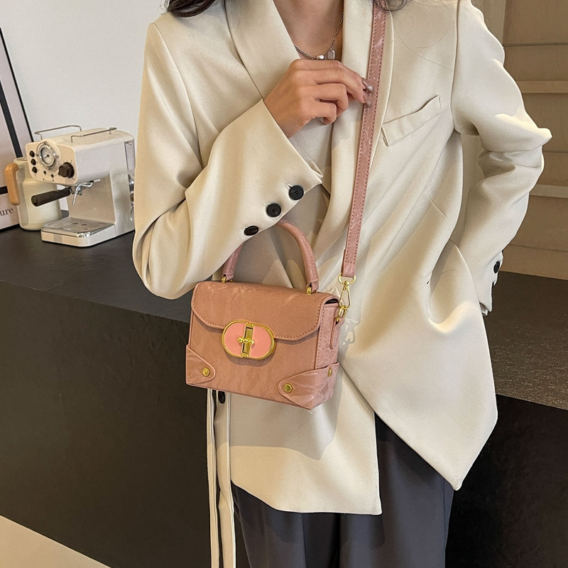 今年は定型化された角箱バッグが流行しています。女性2023の新型ファッションは、質感のあるシングル肩の斜めショルダーバッグの小さい方のバッグです。
