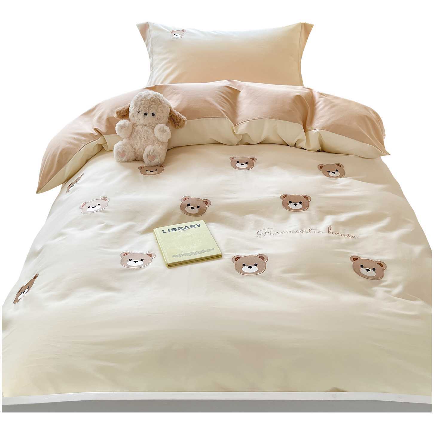 Cama de dormitorio de estudiantes lavada y cepillada Juego de cama de edredón de tres piezas Juego de sábanas de cuatro piezas Juego de sábanas individuales lavables