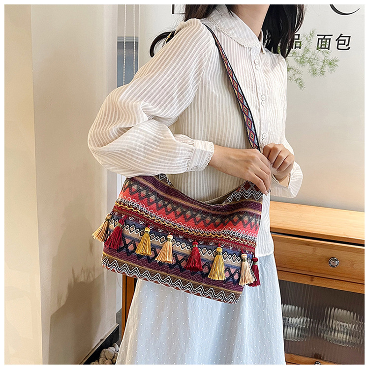 Large-capacity tote bag 2025 Summer new style trendy, simple and casual women's single-shoulder bag, artistic Chinese-style tassel bag undefined