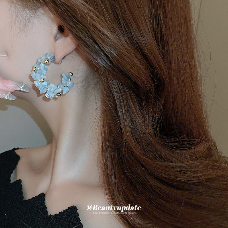 Aguja de plata Pendientes de cuentas de aguamarina fresca pequeña Pendientes de sal rota de estilo de vacaciones junto al mar Pendientes de sentido avanzado de personalidad francesa