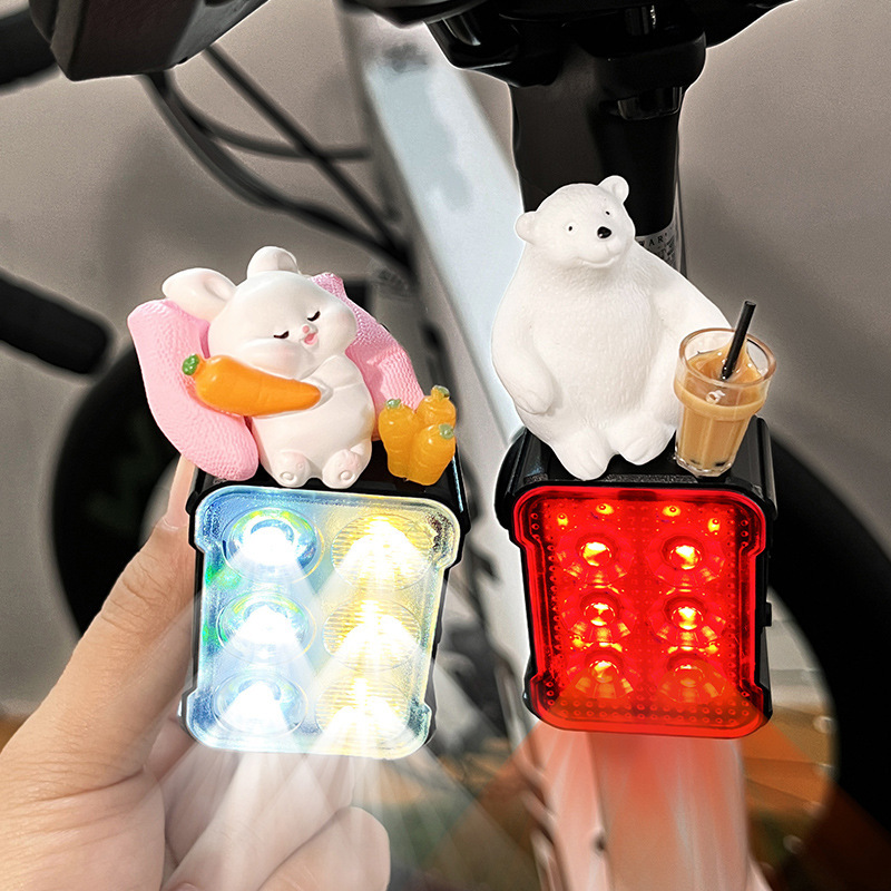 自転車ライトのヘッドライトの強い光の夜はテールライトに乗ります。|undefined