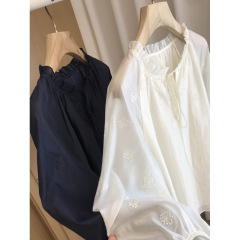 カジュアルに着ても気品があって、楽な美しさです。フランスのレトロな灯籠の袖の天糸の刺繍のシャツの女性