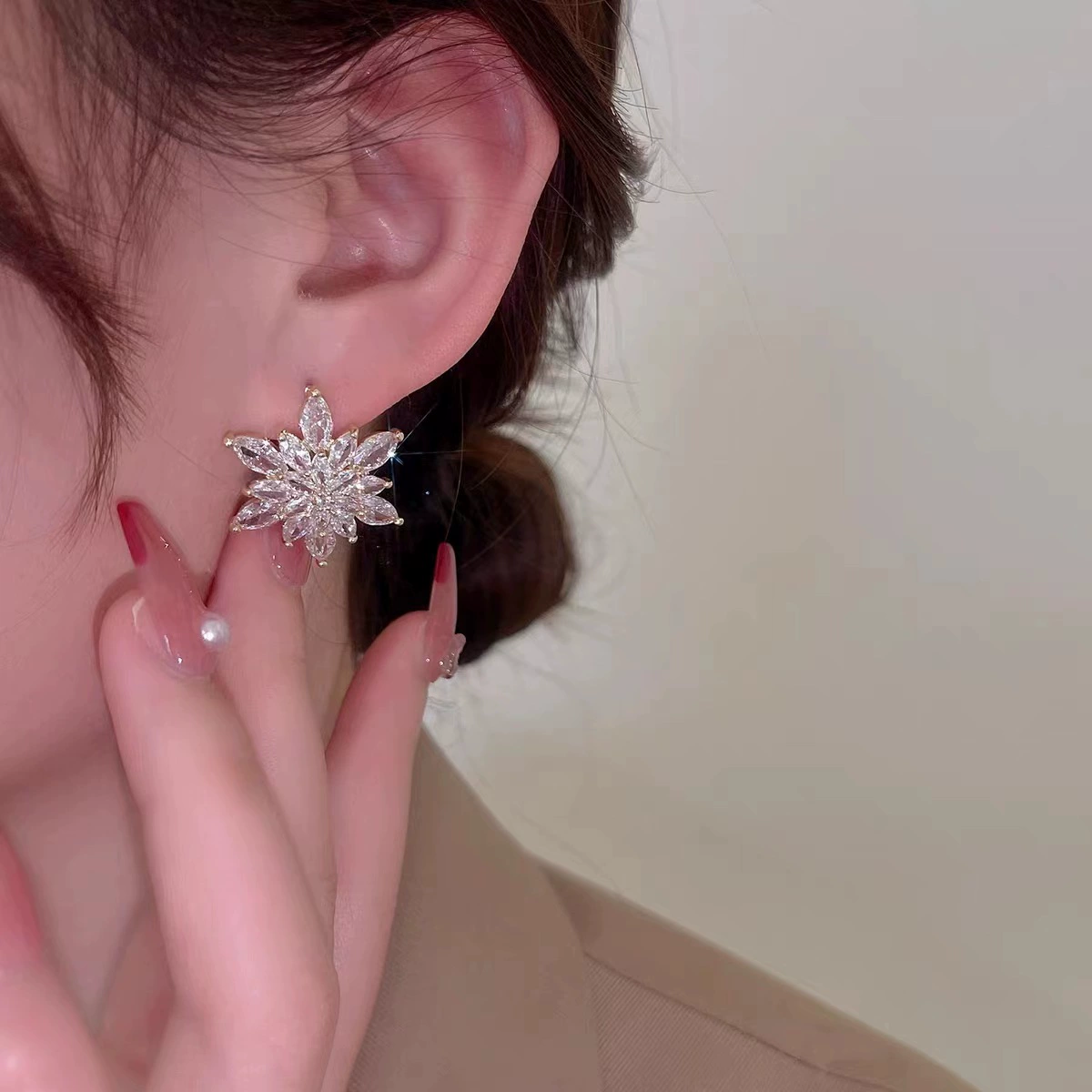 Серьги, инкрустированные драгоценными камнями, цветочные, серебро 925 образец, стиль легкой роскоши, стиль высокого качества, со снежинками