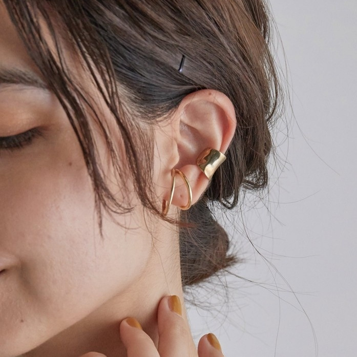 Otoño y invierno nuevos aretes de pince de aretes de hueso de aretes de cinco elementos retro nicho de diseño de aretes de lujo ligero de alto nivel