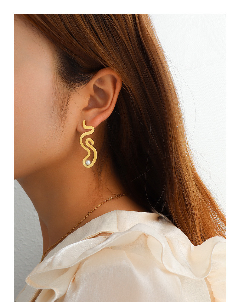 Fashion S-curve Pearl Titanium Steel Earrings display picture 7